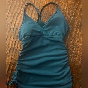 - Lulemon activewear adjustable sides tank built in bra